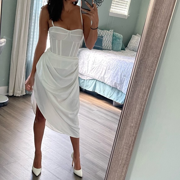 Pretty Little Thing Set - white Corset top and skirt - Picture 5 of 6